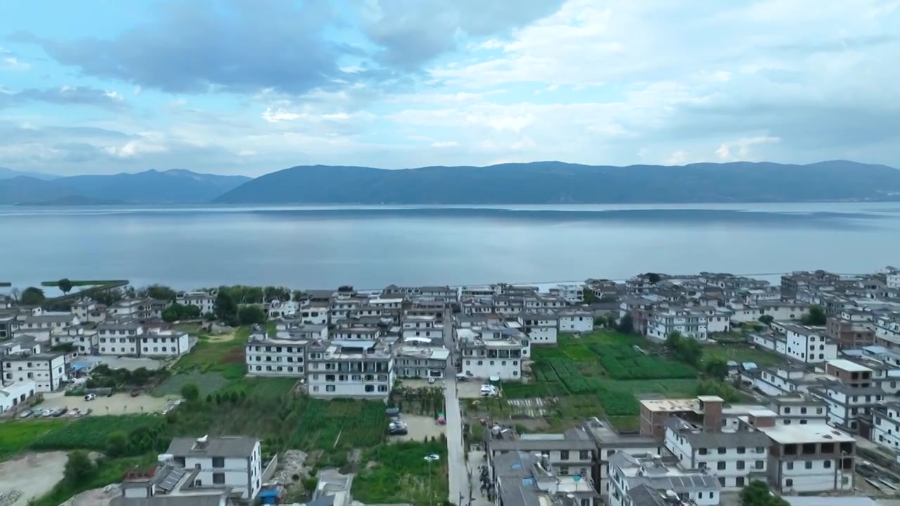 航拍云南旅游大理洱海乡村民居房屋建筑群街景视频素材