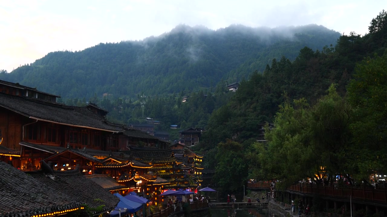 贵州西江千户苗寨|临水苗寨建筑夜景风光（实拍未调色）视频下载