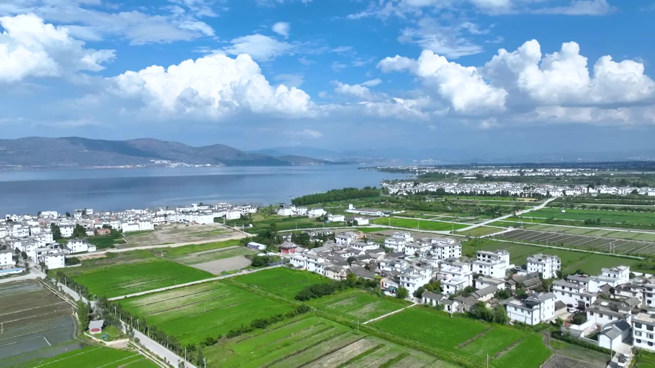 航拍云南旅游大理洱海乡村民居房屋农田田园风景视频素材