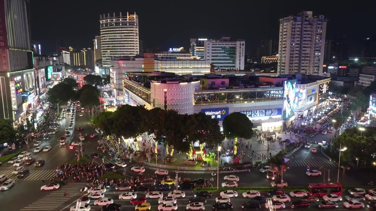 繁华闹市路口市中心车流人流过马路视频素材