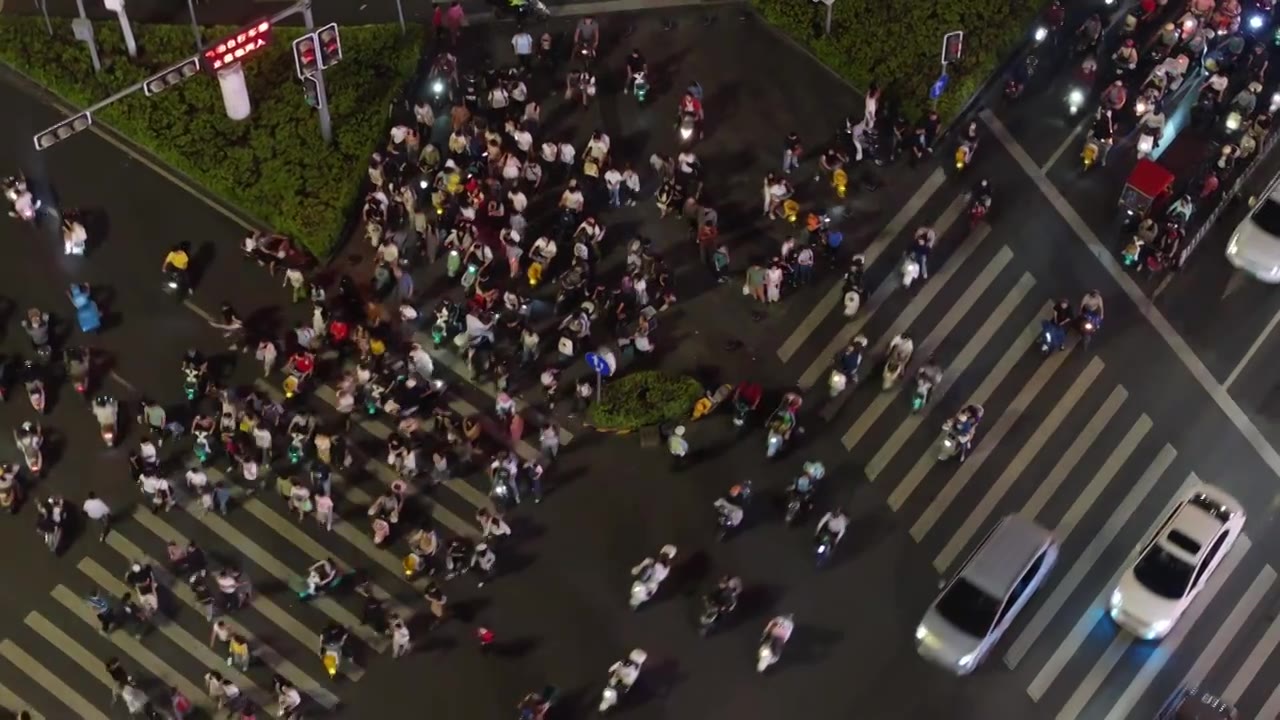 繁华闹市路口市中心车流人流过马路视频素材