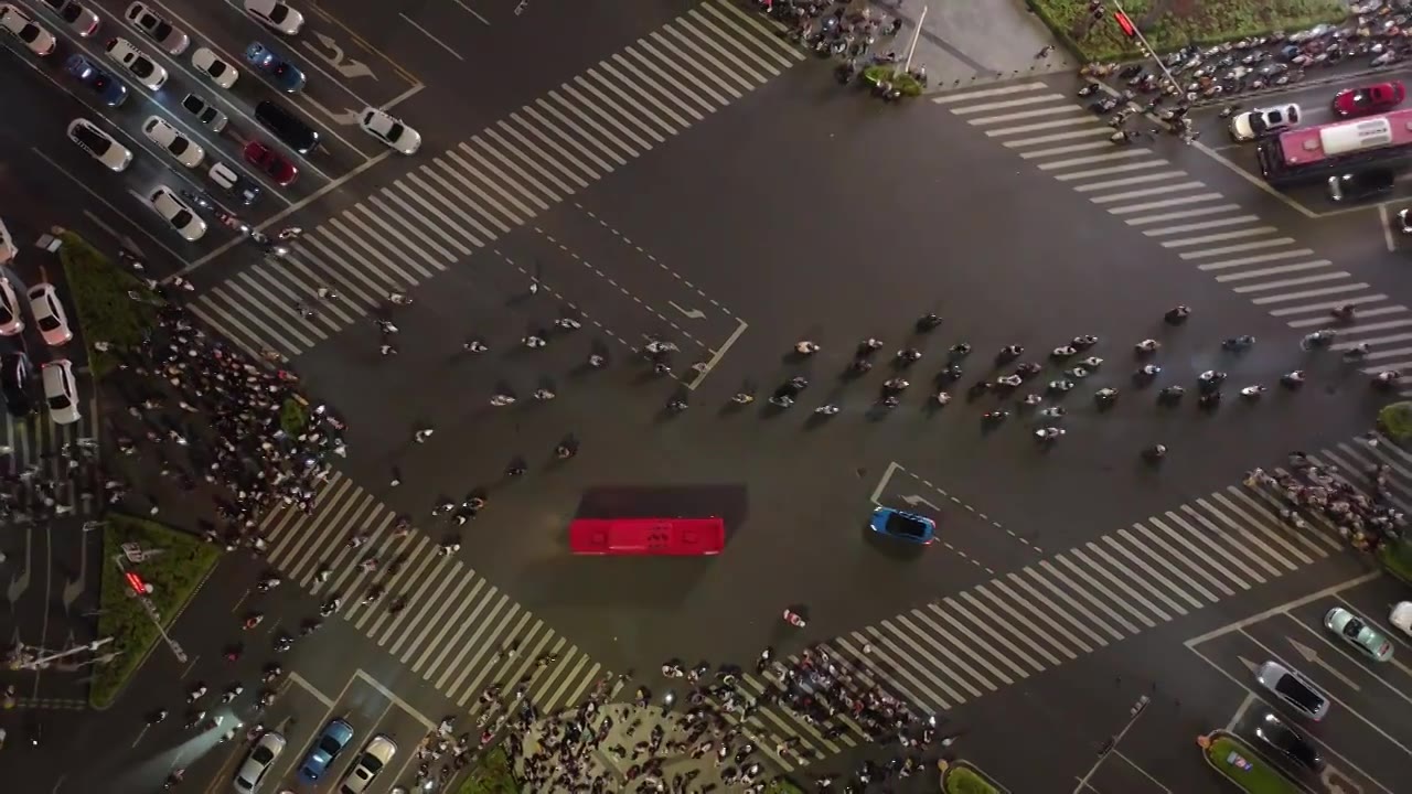 繁华闹市路口市中心车流人流过马路视频素材