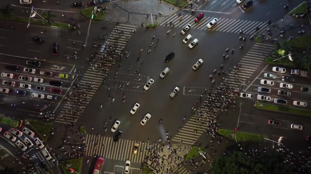 繁华闹市路口市中心车流人流过马路视频素材