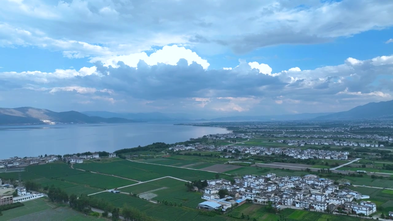 航拍云南旅游大理洱海边蓝天白云湖景田园风光视频素材