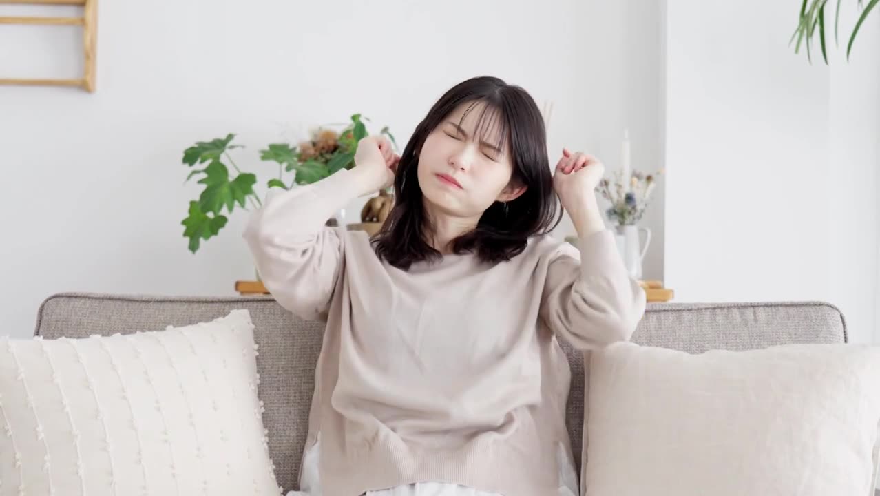 一个女人因困而打呵欠视频素材画面1