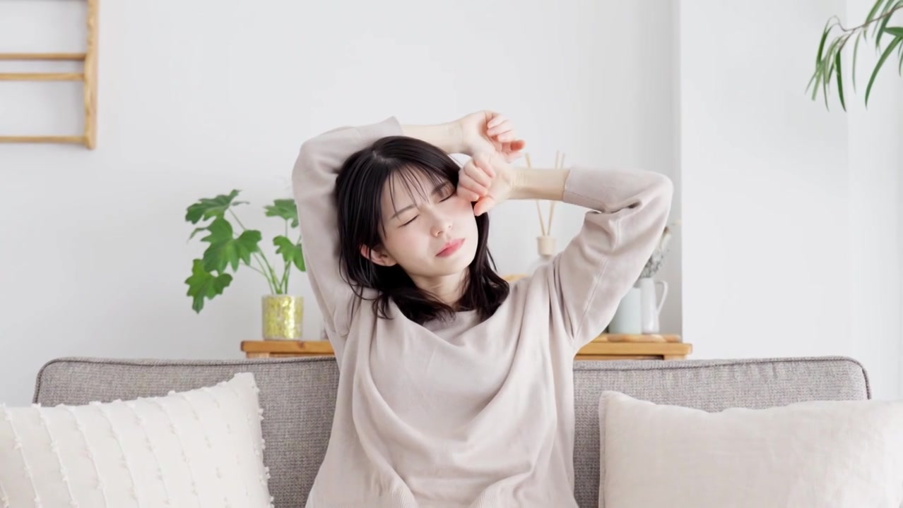 一个女人因困而打呵欠视频素材画面3