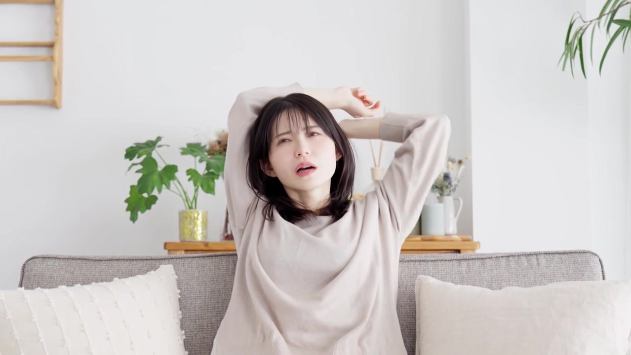 一个女人因困而打呵欠视频素材画面4