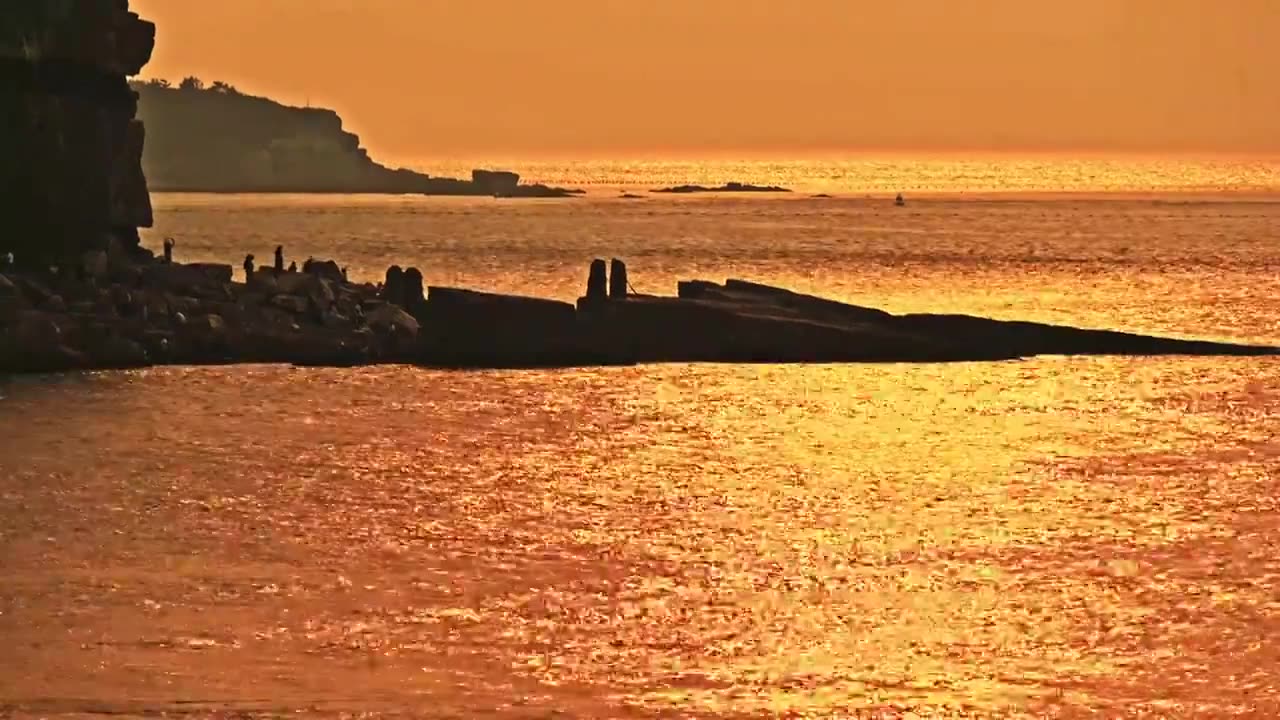 海上日出金色海面金光波纹波浪空镜视频素材