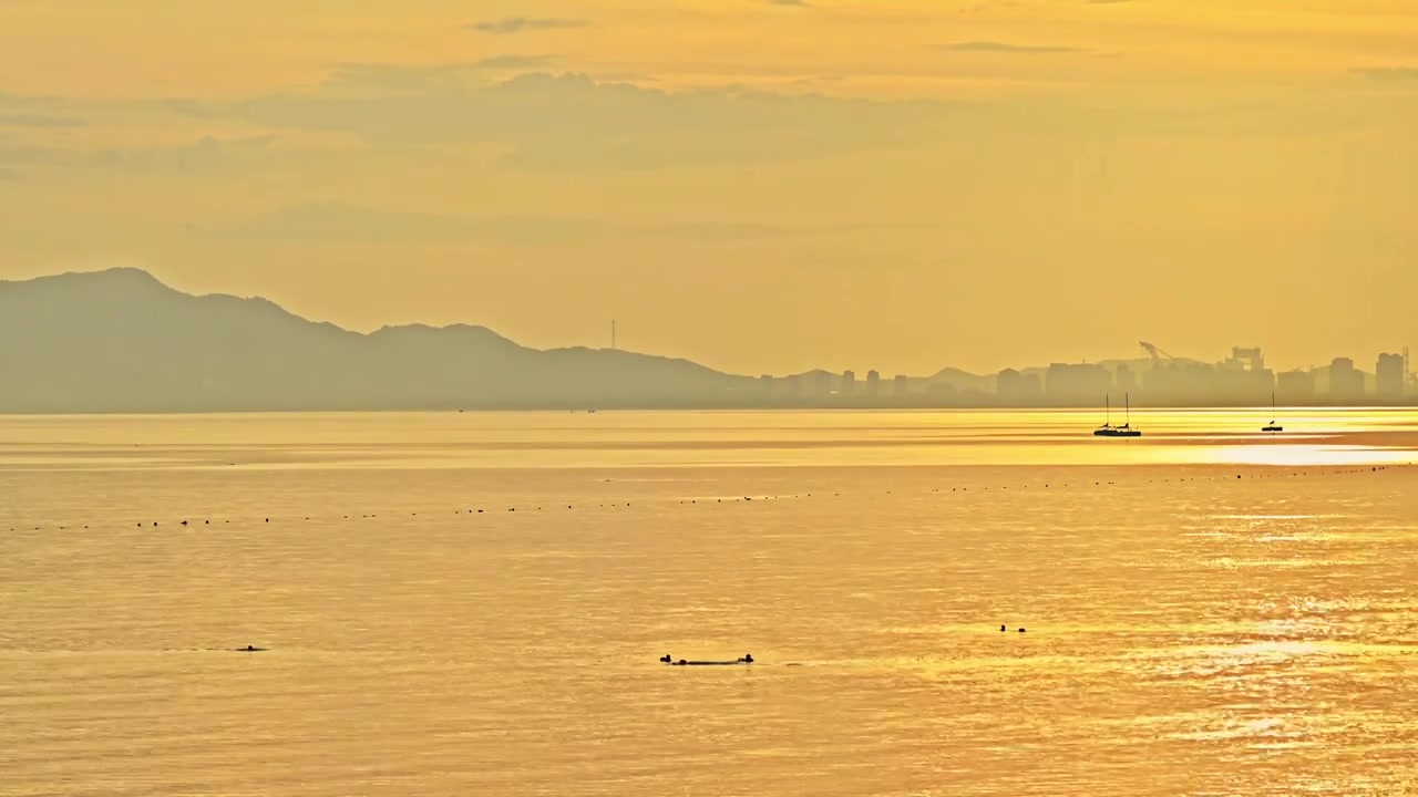 海上日出金色海面金光波纹波浪空镜视频素材