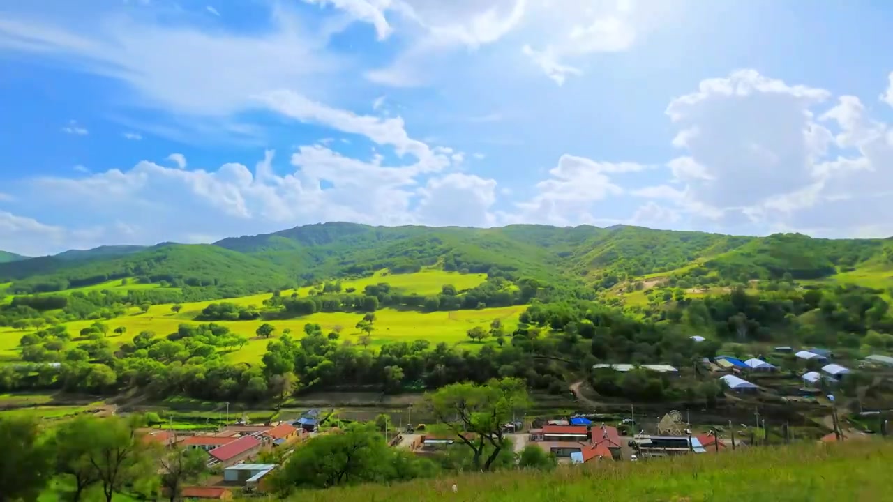 内蒙古赤峰市乌兰布统景区户外风光，桦木沟蛤蟆坝村庄云景光影延时4k视频素材