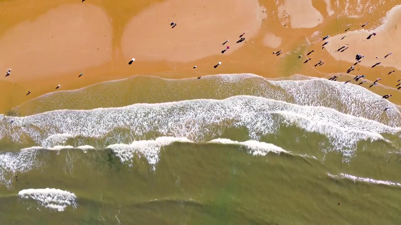 航拍视角大海沙滩海浪自然风景视频素材