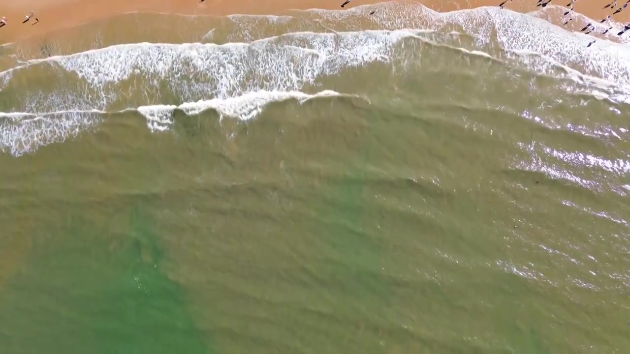 航拍视角大海沙滩海浪自然风景视频素材