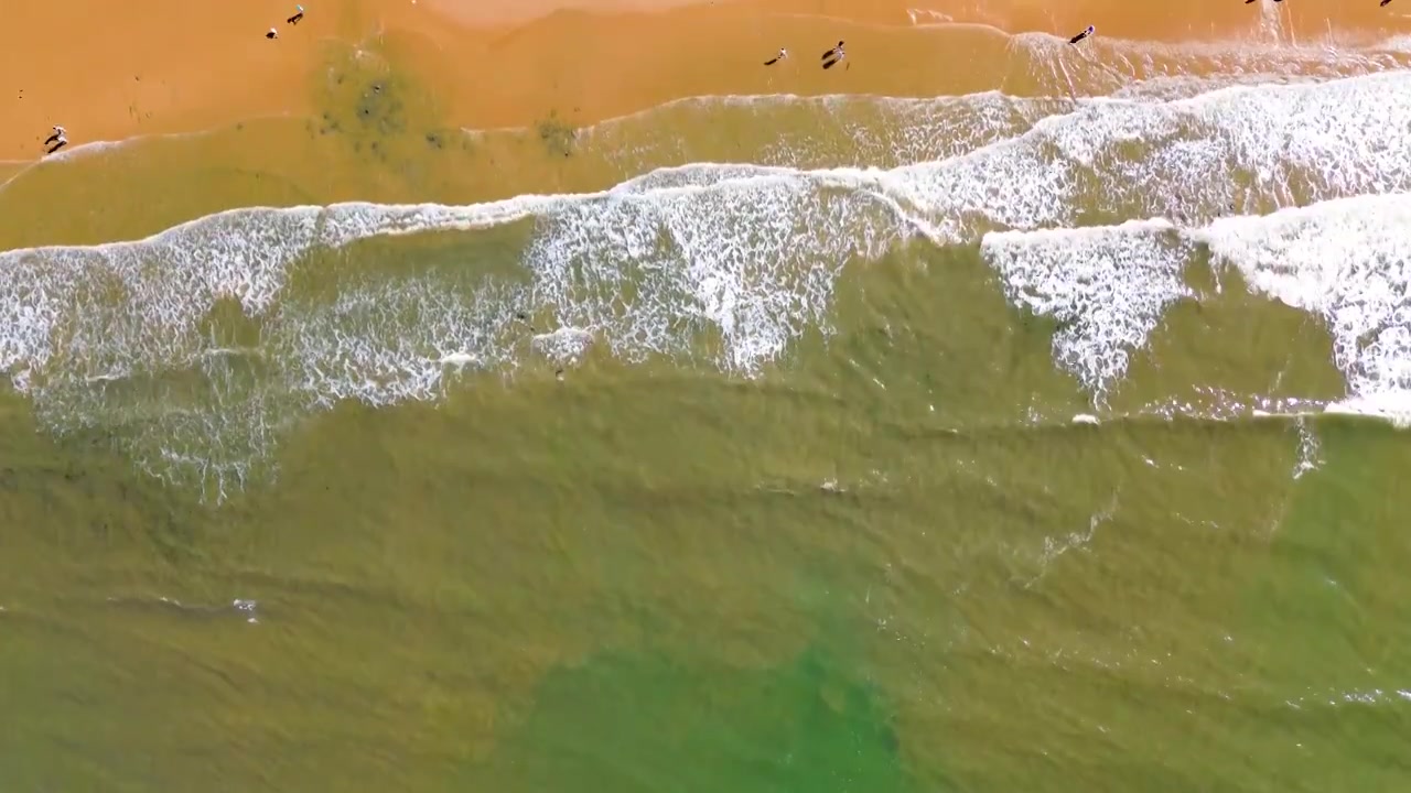 航拍视角大海沙滩海浪自然风景视频素材