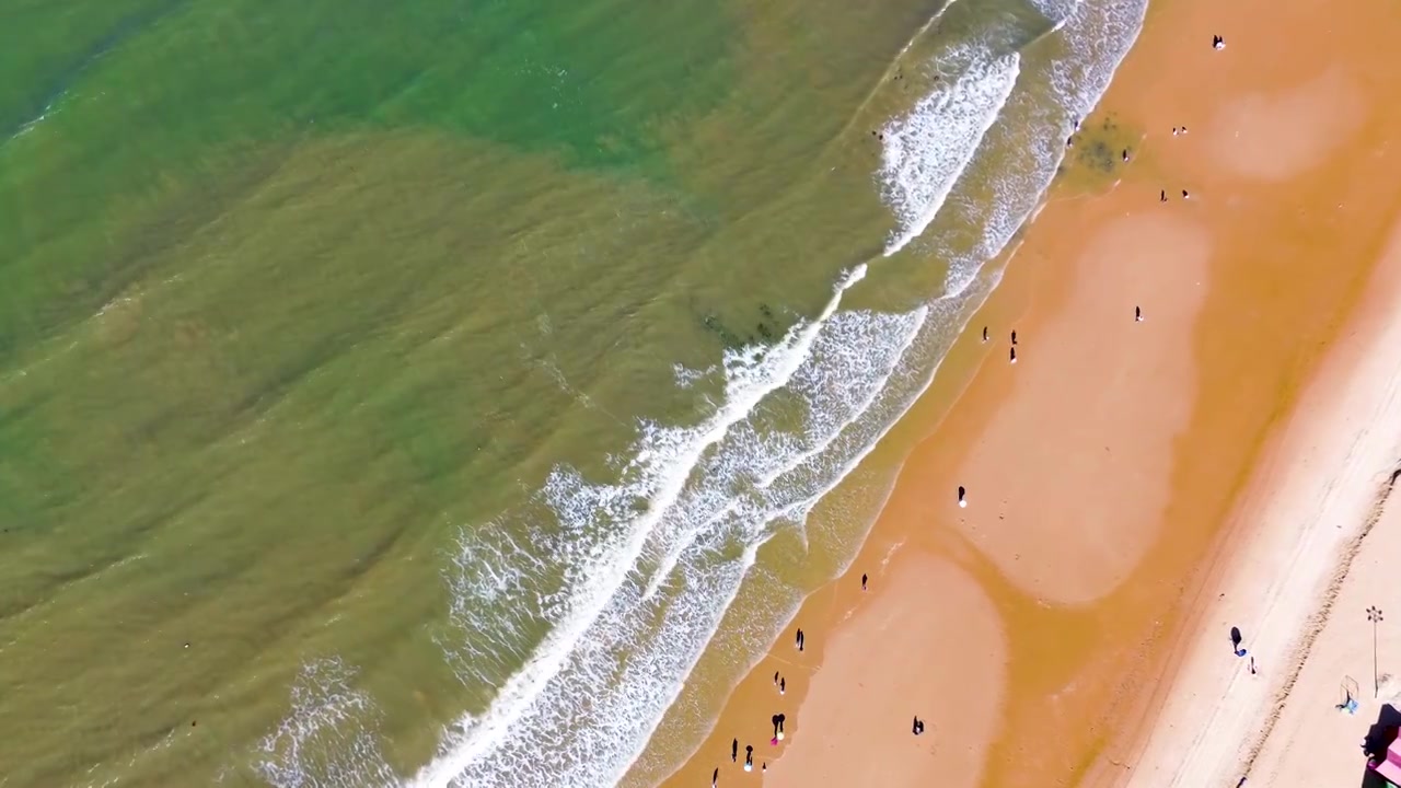 航拍视角大海沙滩海浪自然风景视频素材