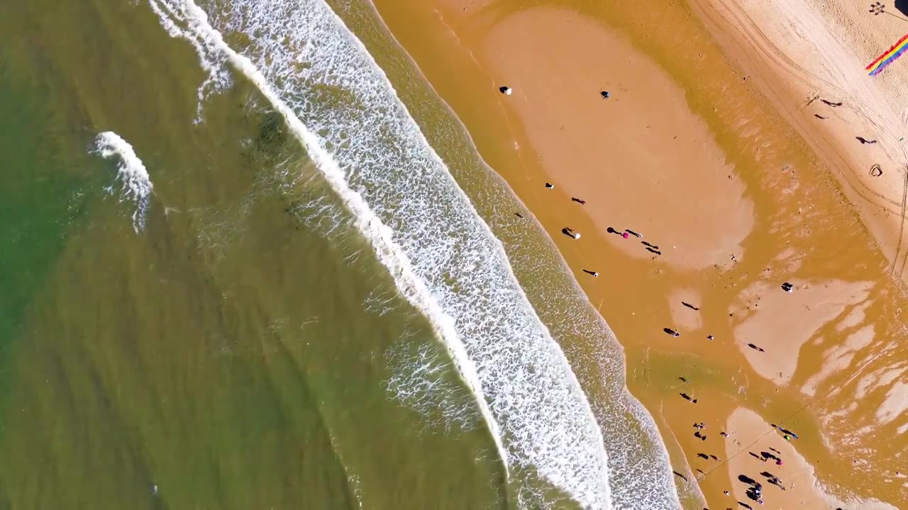 航拍视角大海沙滩海浪自然风景视频素材