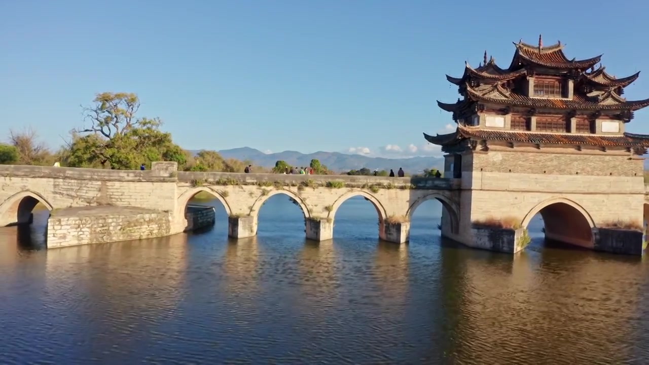 云南红河州建水古城十七孔桥双龙桥，古代湖上的精美桥梁视频素材