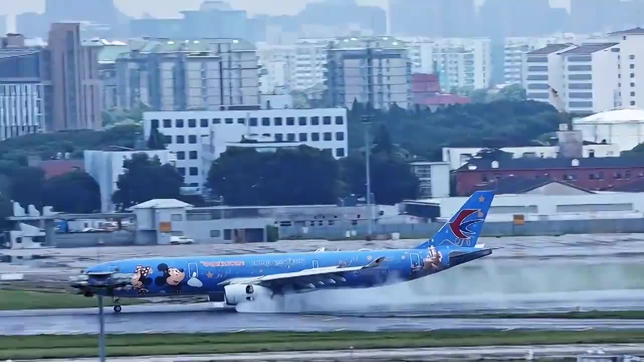 飞机降落 | 东方航空迪士尼奇梦号雨中降落反推吹水@上海虹桥国际机场视频下载