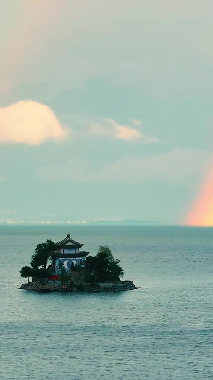 云南大理苍山洱海的彩虹湖泊岛屿风景视频素材