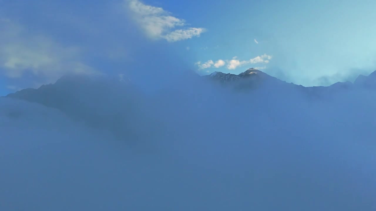 穿越云层看见雪山，无人机穿云视频素材