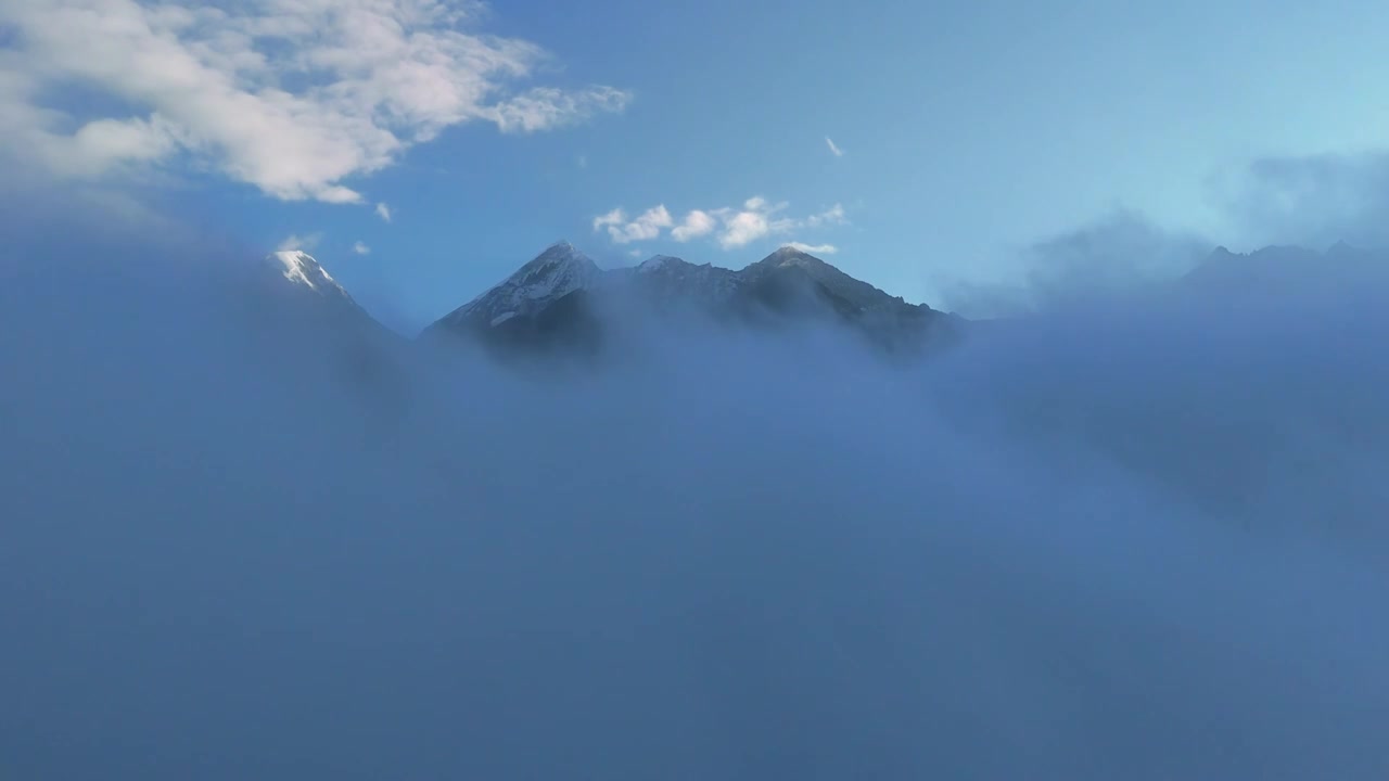 穿越云层看见雪山，无人机穿云视频素材