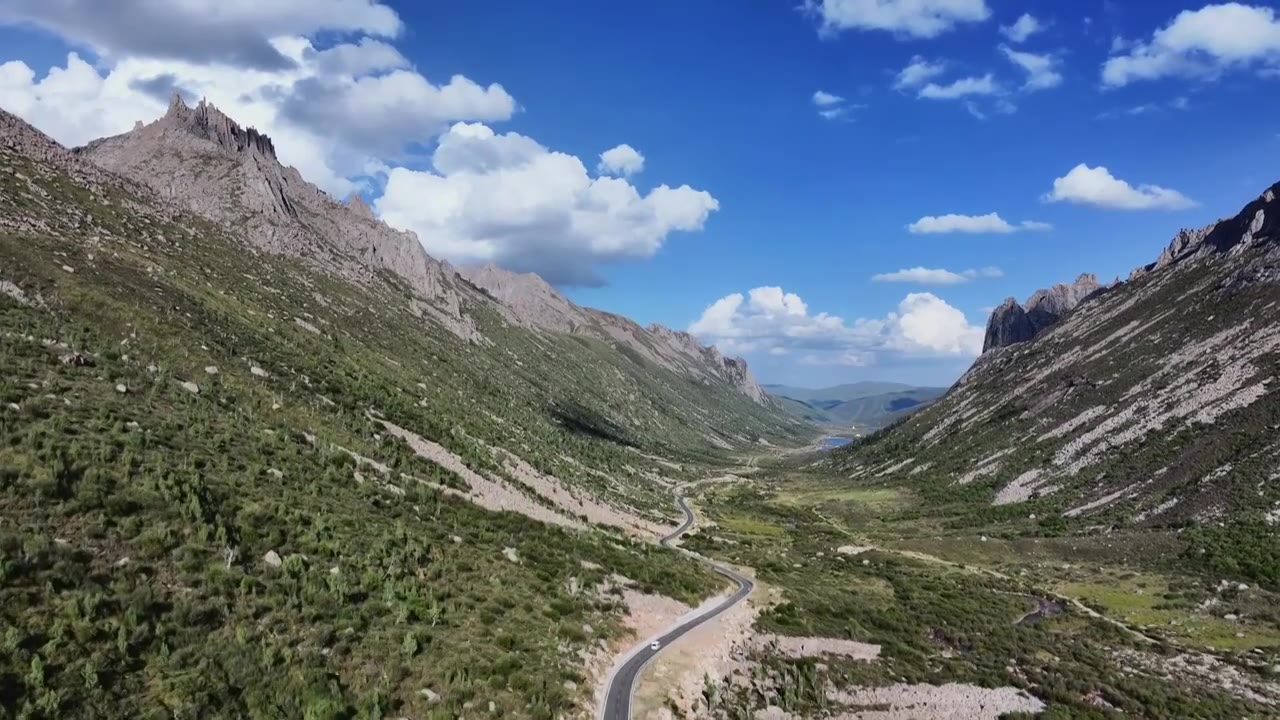 四川阿坝县莲宝叶则景区，自然山脉旅行航拍视频素材