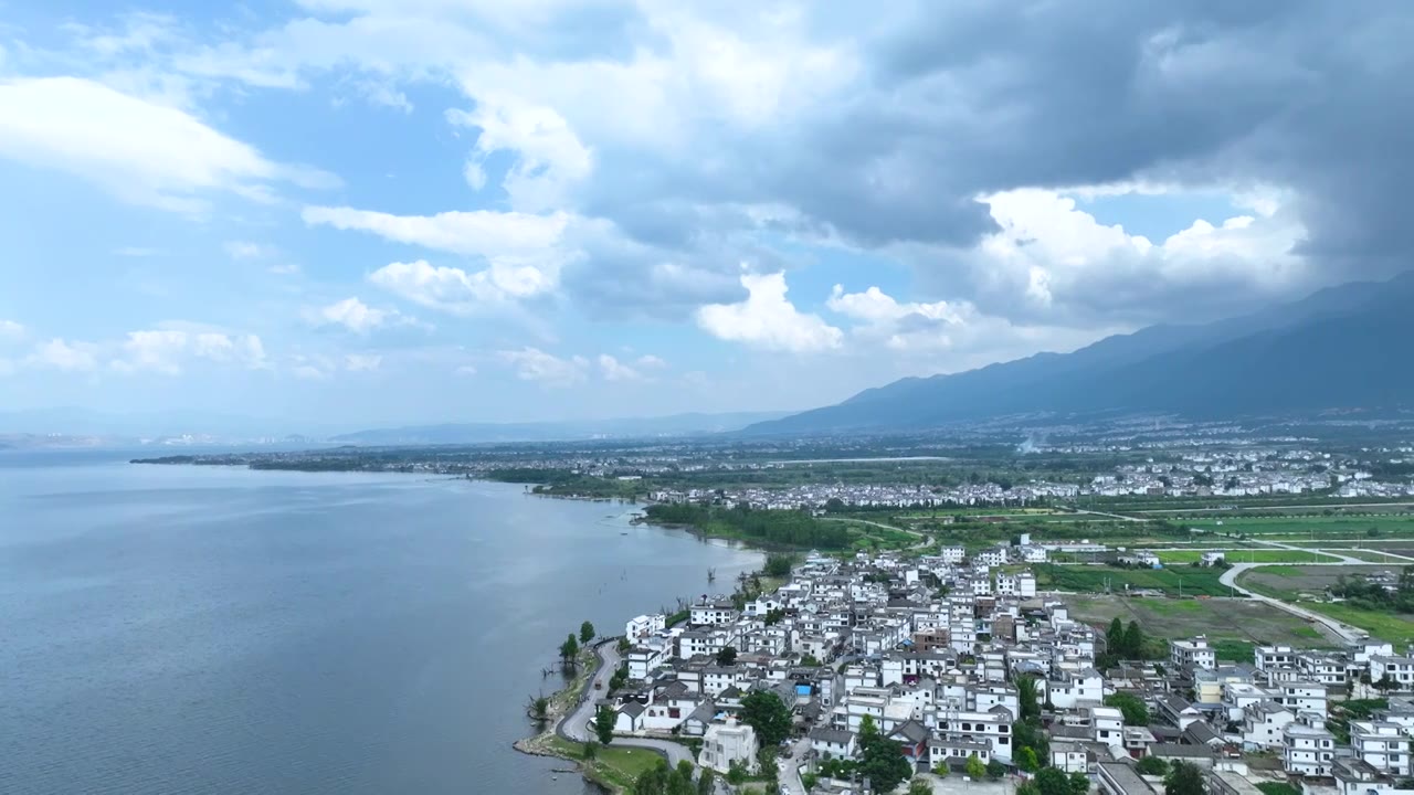 航拍云南旅游大理洱海边民宿湖景视频素材