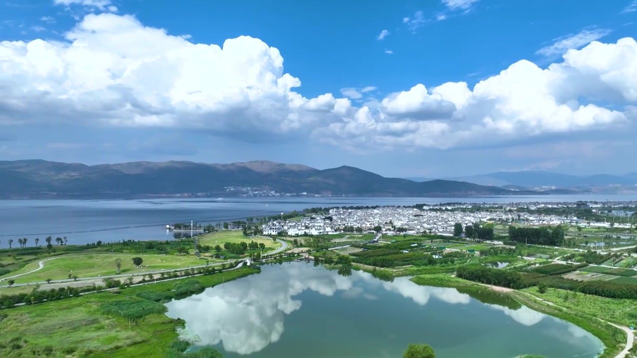 航拍云南旅游大理洱海蓝天白云田园湖景视频素材