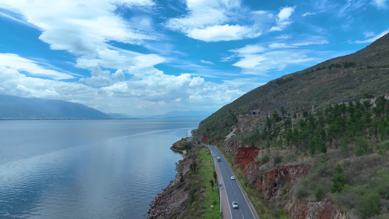 航拍云南旅游大理洱海环湖公路交通道路车流视频素材