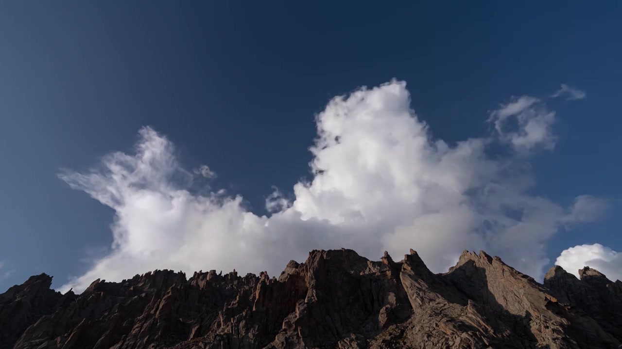 青藏高原莲宝叶则山脉白云风景延时视频素材