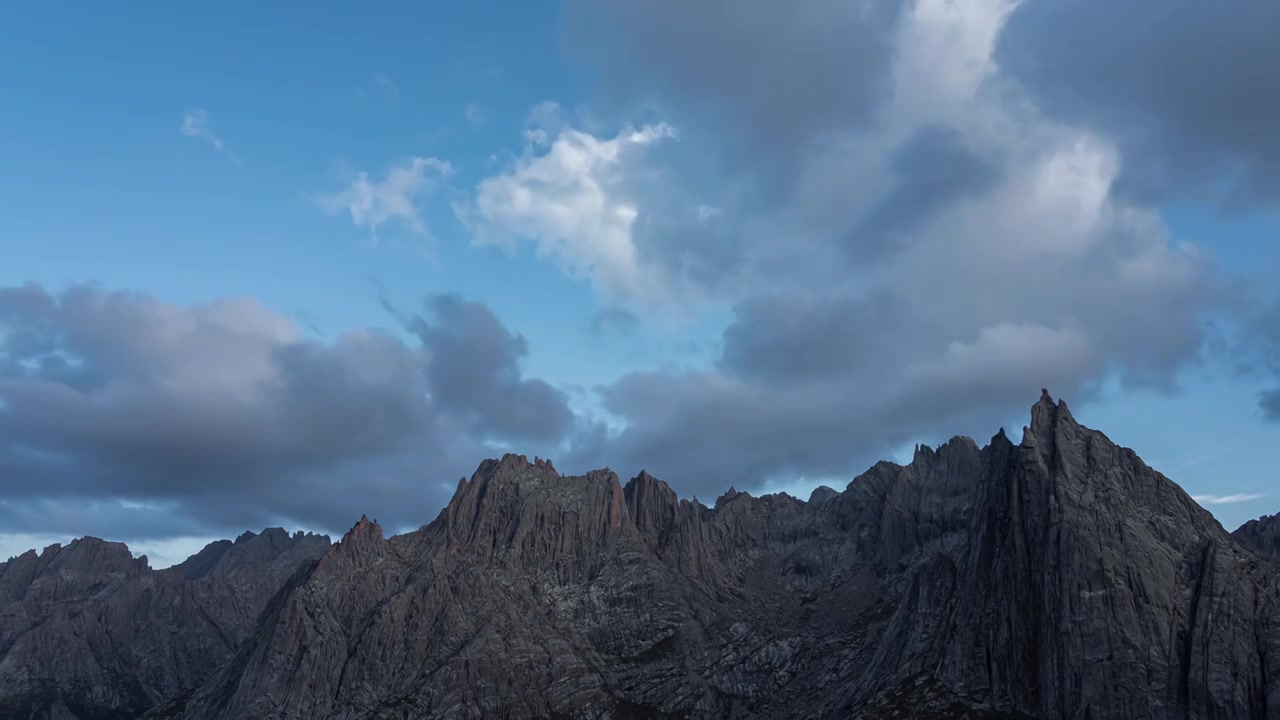 青藏高原莲宝叶则山脉白云风景延时视频素材