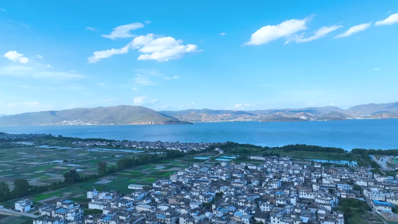 航拍云南旅游大理洱海蓝色湖景田园风景视频素材