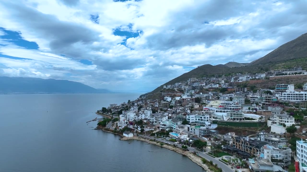 航拍云南旅游大理洱海边的乡村建筑群视频素材