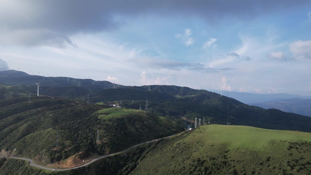 航拍云南大理高山上的风车风力发电视频素材