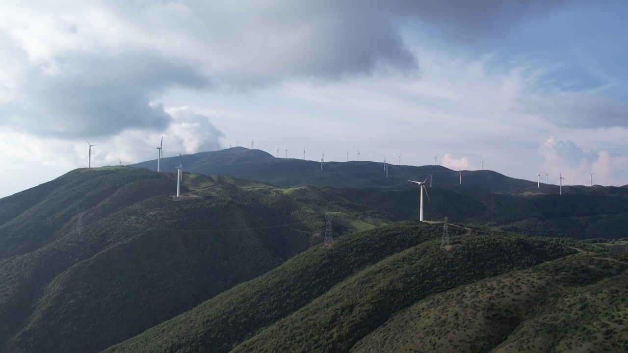 航拍云南大理高山上的风车风力发电视频素材