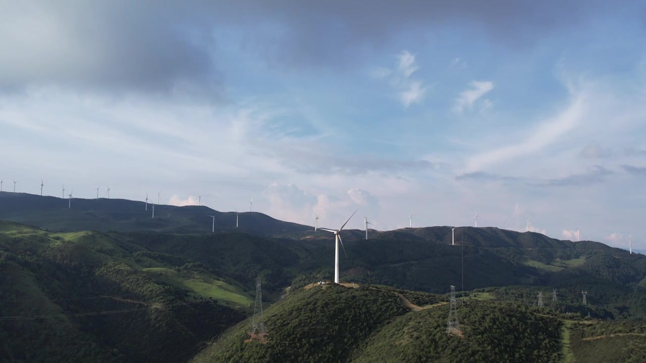 航拍云南大理高山上的风车风力发电视频素材