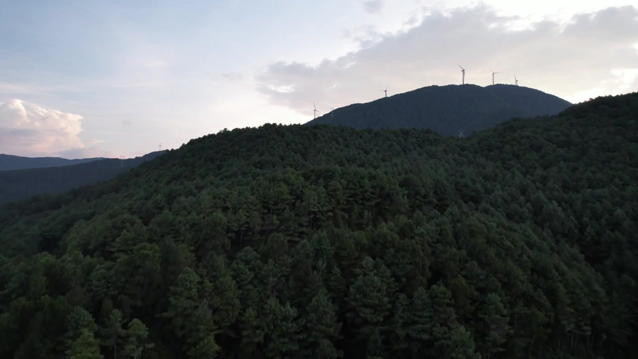 航拍云南大理高山上的风车风力发电视频素材