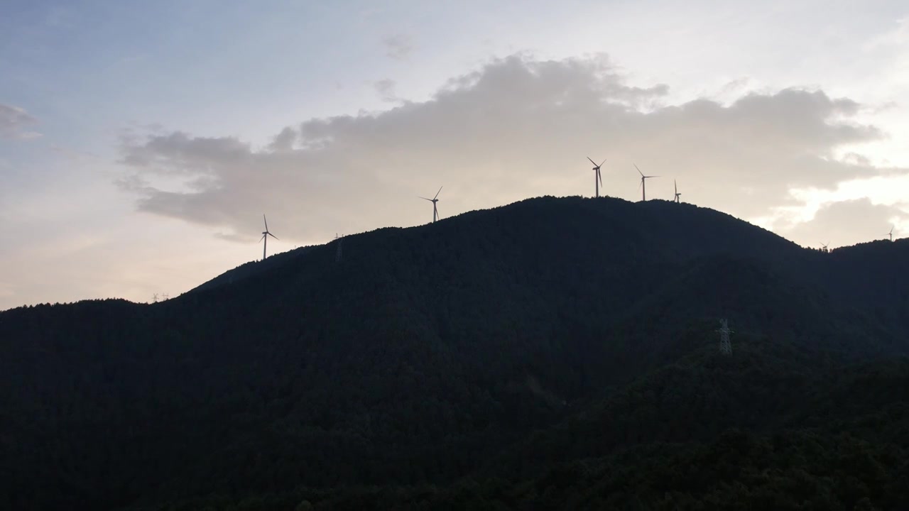 航拍云南大理高山上的风车风力发电视频素材