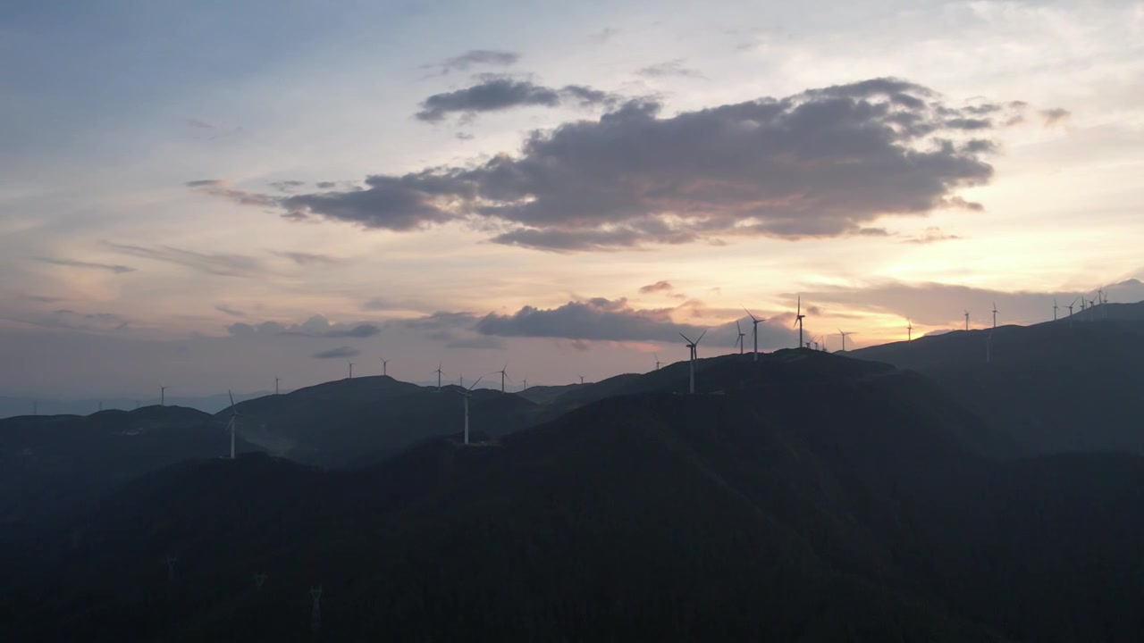 航拍云南大理高山上的风车风力发电视频素材