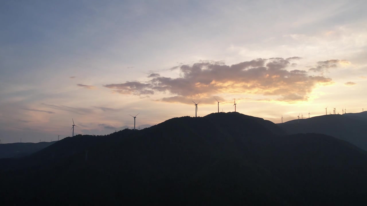 航拍云南大理高山上的风车风力发电视频素材