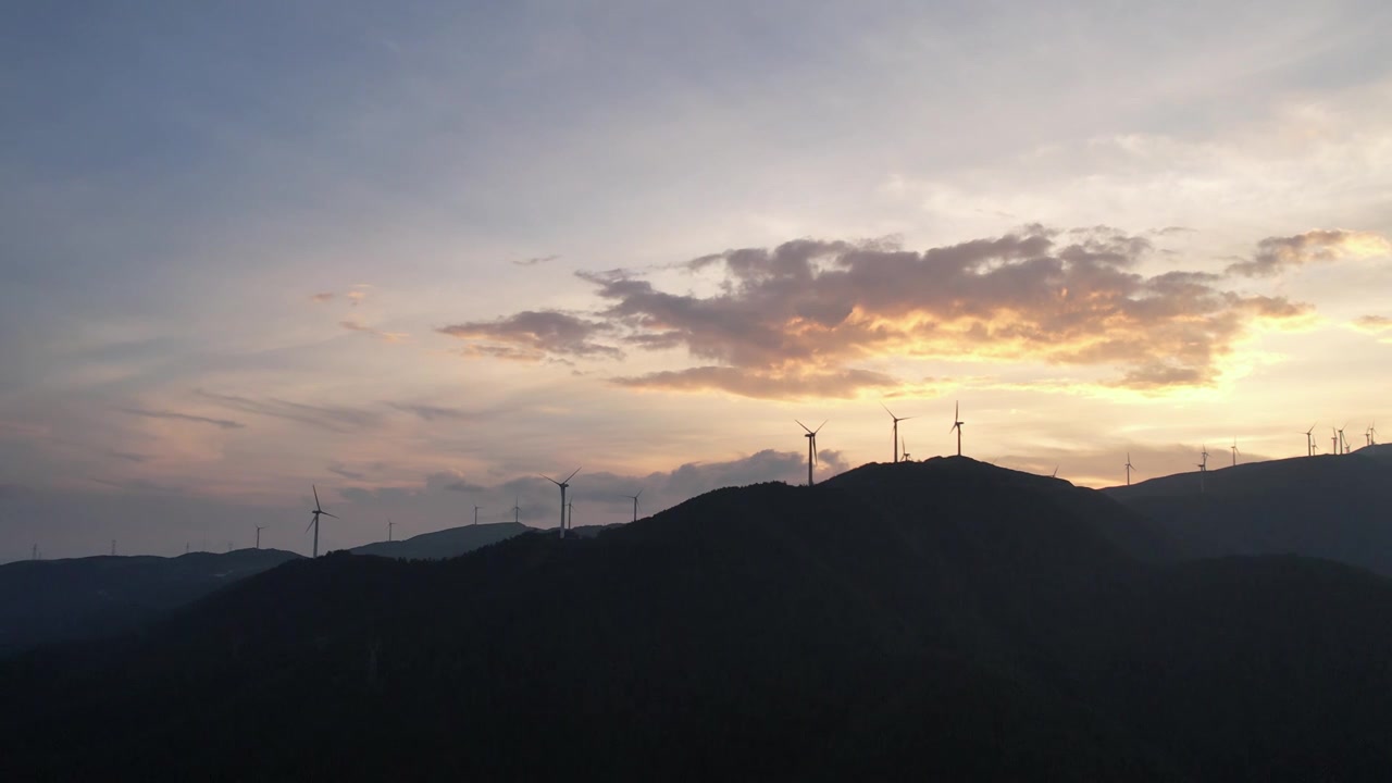 航拍云南大理高山上的风车风力发电视频素材