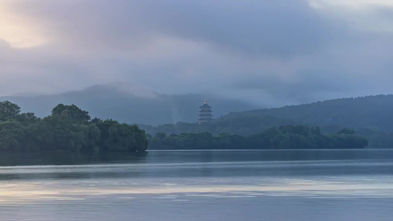 西湖雷峰塔台风天的早晨风云变幻视频素材