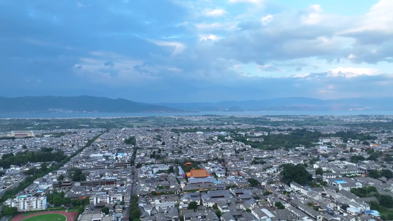 航拍云南旅游大理古城苍山洱海民居建筑群街景视频素材