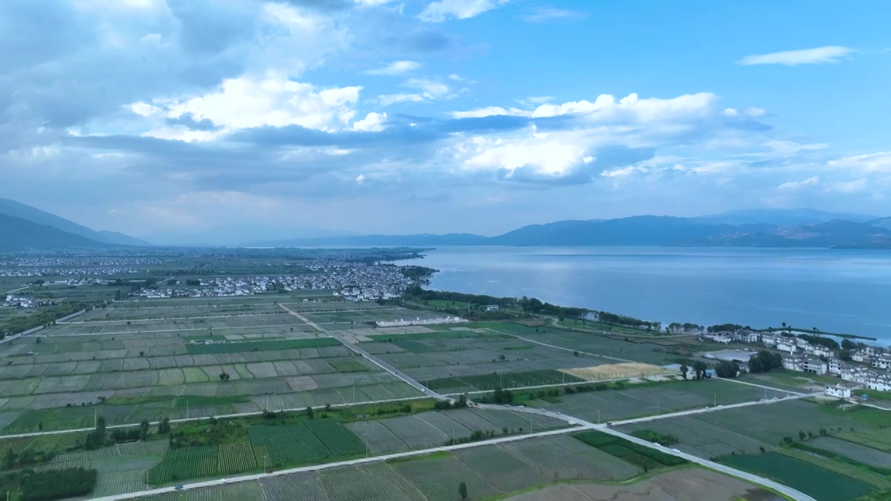 航拍云南旅游大理洱海边村庄农田田园风景视频素材