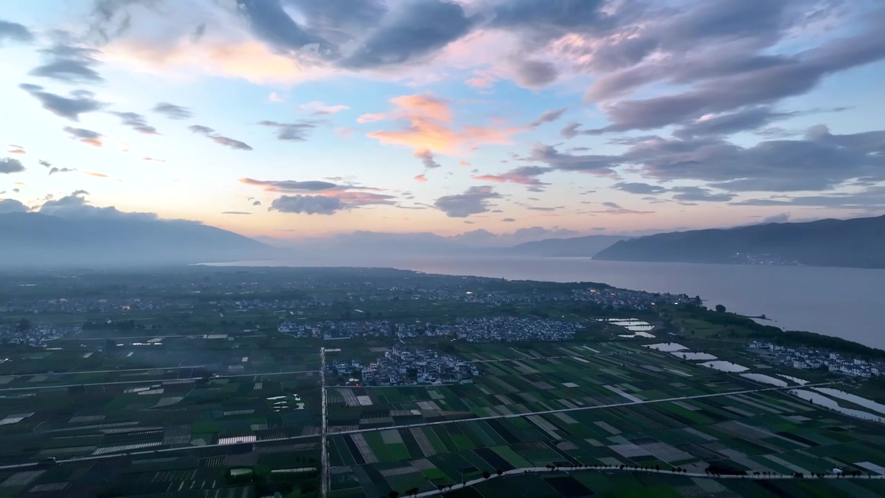 航拍云南旅游大理洱海夕阳晚霞落日天空视频素材