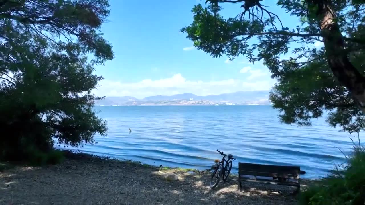 航拍云南旅游大理洱海边蓝色湖景自然风光视频素材