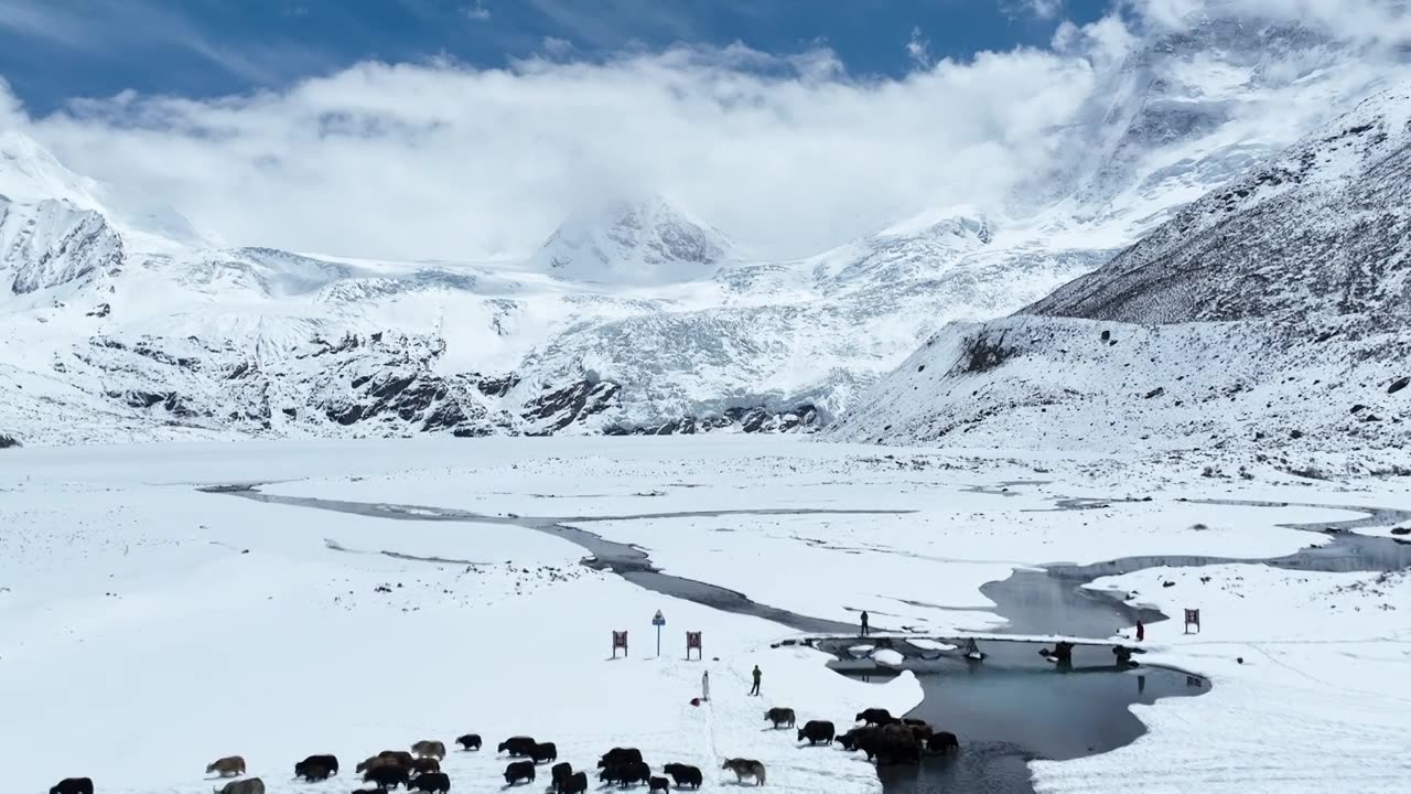 萨普雪山航拍视频下载