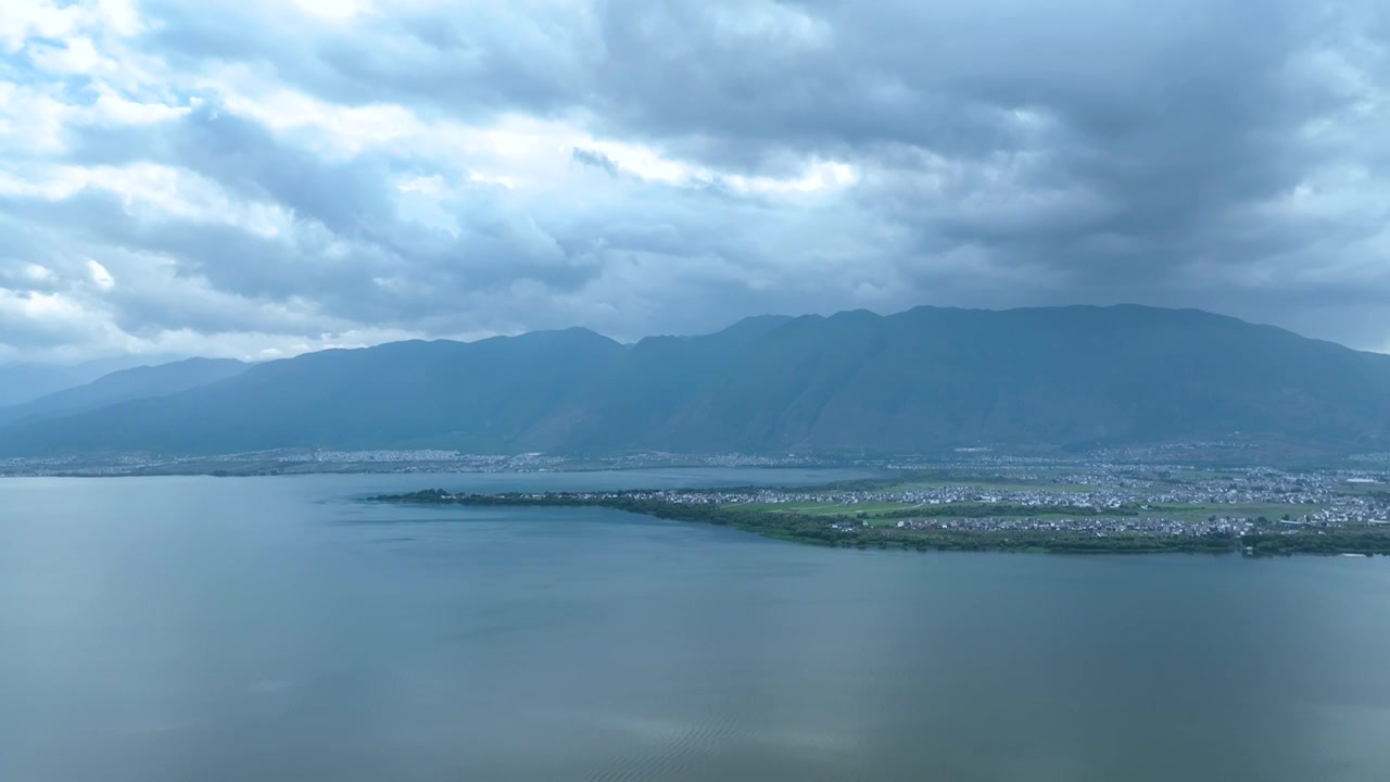 航拍云南旅游大理苍山洱海自然风景视频素材