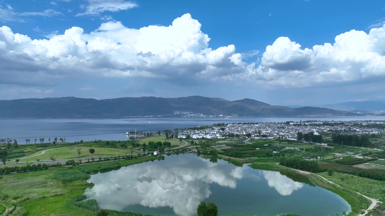 航拍云南旅游蓝天白云大理洱海倒影田园风景视频素材