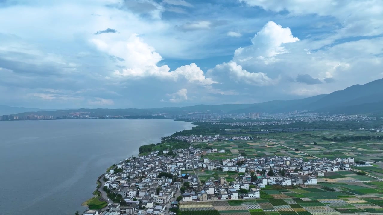 航拍云南旅游大理洱海蓝天白云乡村田园风景视频素材