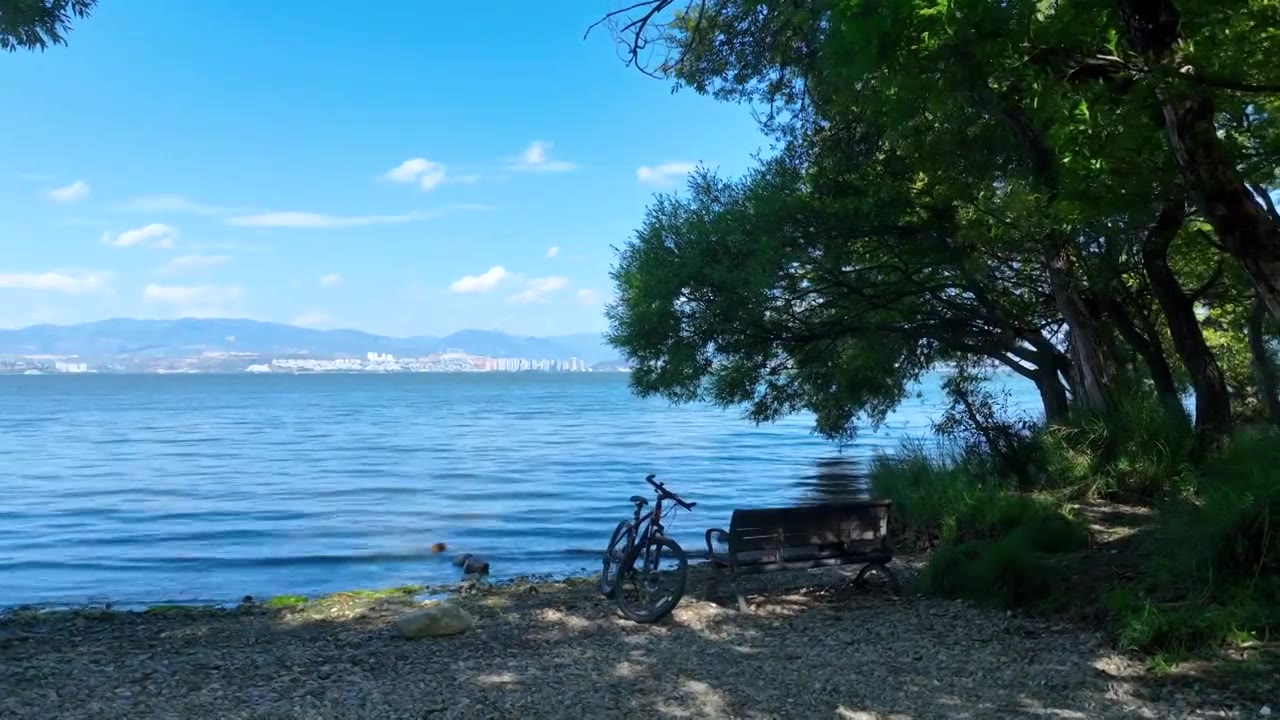 航拍云南旅游大理洱海蓝色湖景视频素材